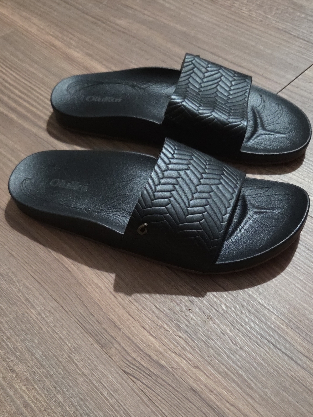 OluKai Kīpeʻa Pono Black slide sandals